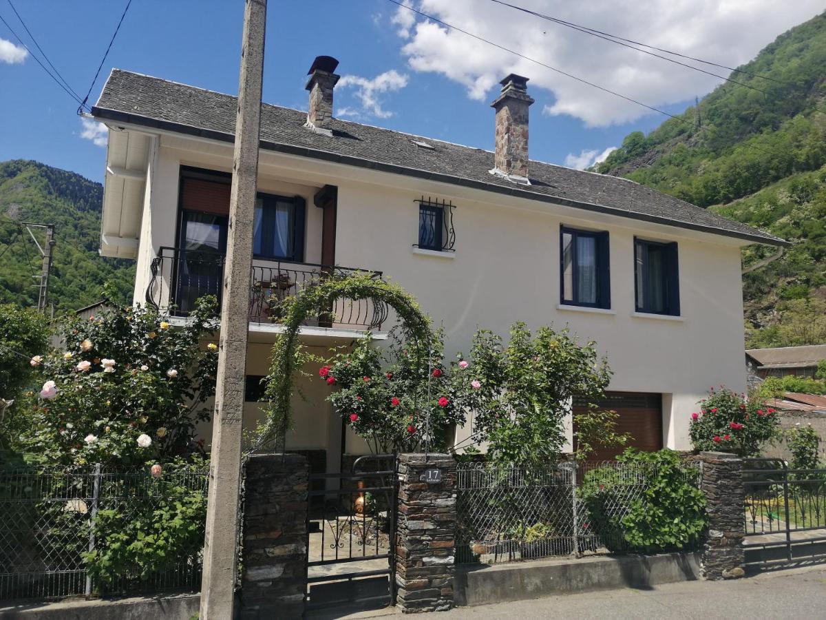 Les Rosiers Villa Bagneres-de-Luchon ภายนอก รูปภาพ